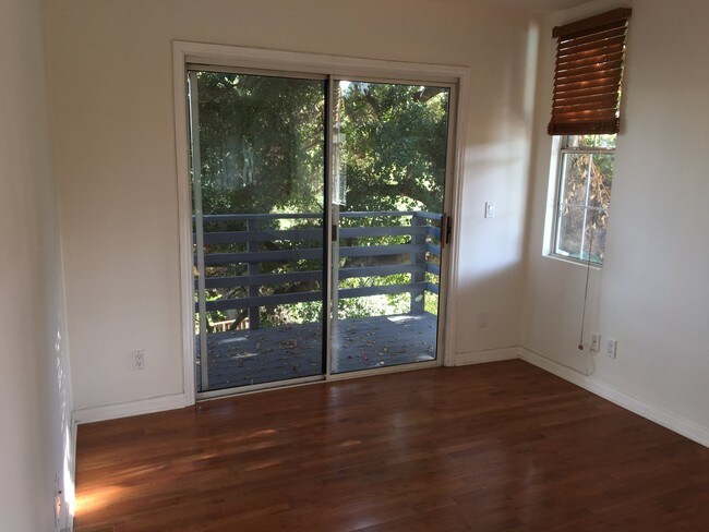 16806 Mooncrest Dr in Encino, CA - Building Photo - Building Photo