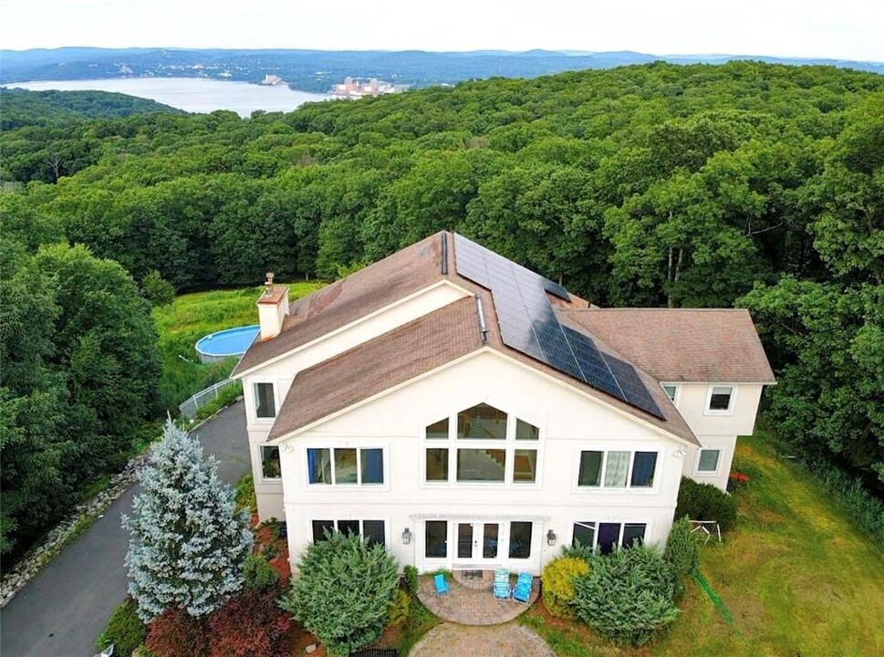 8 Skahen Dr in Tomkins Cove, NY - Foto de edificio