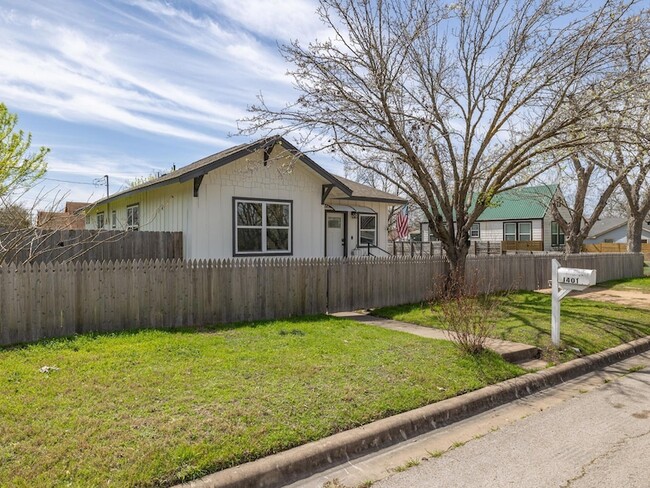 1401 W 7th St in Taylor, TX - Foto de edificio - Building Photo