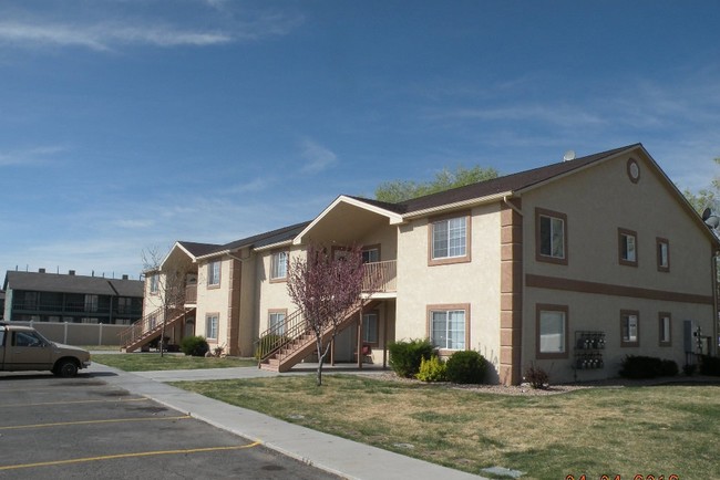 495-497 Coronado Way in Clifton, CO - Foto de edificio - Building Photo