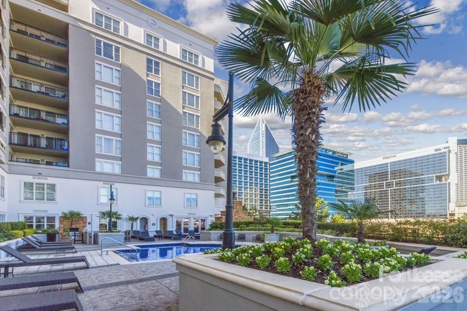 909 Camden Grandview Rd in Charlotte, NC - Foto de edificio