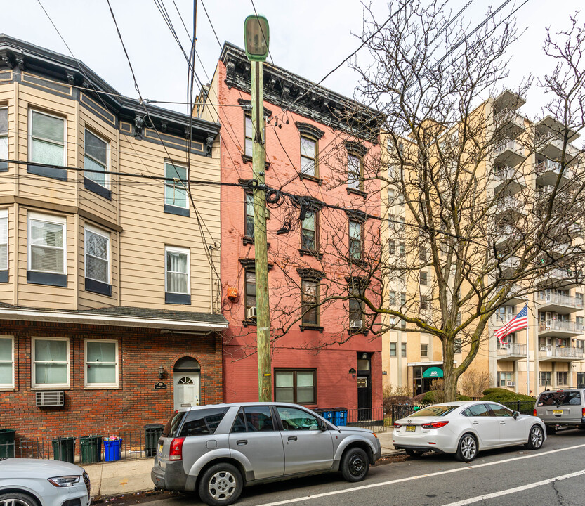 212 Adams St in Hoboken, NJ - Building Photo