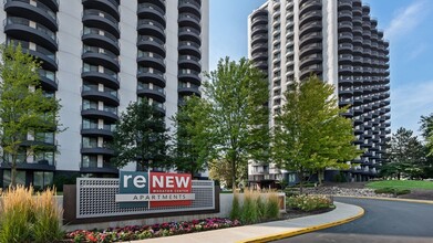 ReNew Wheaton Center in Wheaton, IL - Foto de edificio - Building Photo