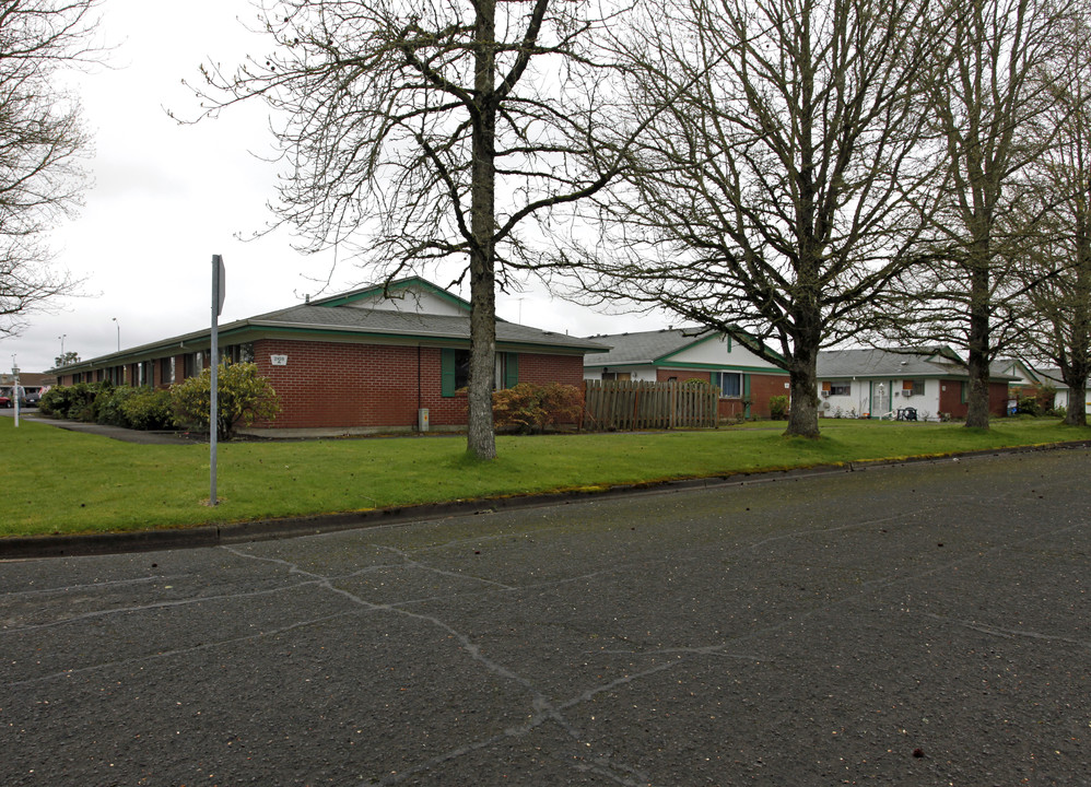 Fairway Villa Apartments in Woodburn, OR - Building Photo