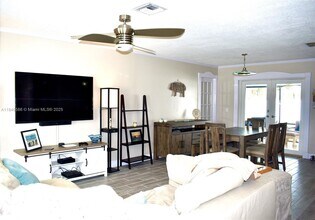 9820 NW 7th St in Pembroke Pines, FL - Foto de edificio - Building Photo