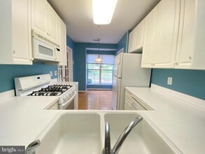 10353 Sager Ave in Fairfax, VA - Building Photo - Building Photo