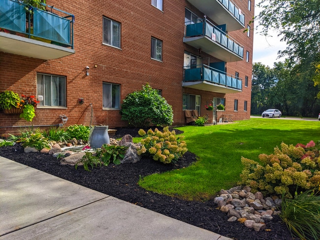 15-615 Brookland Ave in Aurora, ON - Building Photo - Building Photo