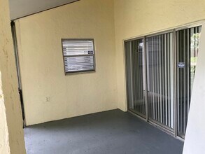 214 Sparrow Dr in Royal Palm Beach, FL - Foto de edificio - Building Photo
