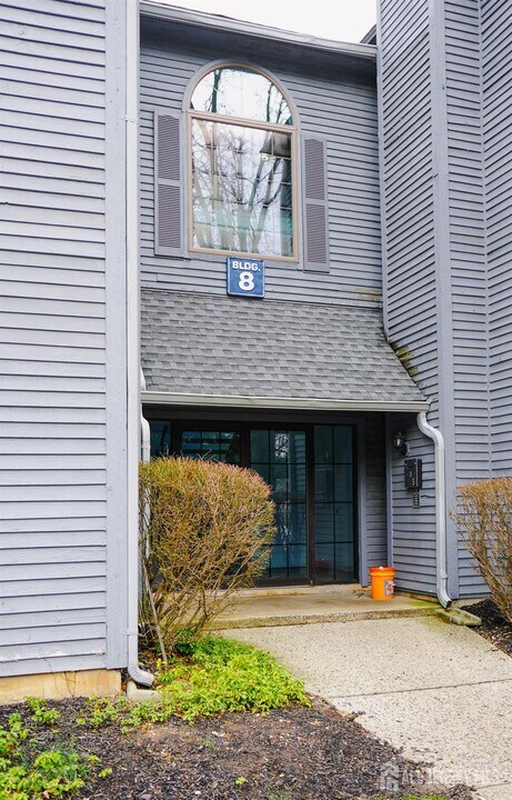 809 Woodhaven Dr in Edison, NJ - Building Photo