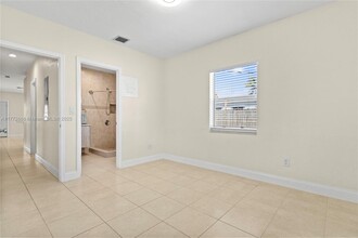 17851 NE 19th Ave in North Miami Beach, FL - Foto de edificio - Building Photo