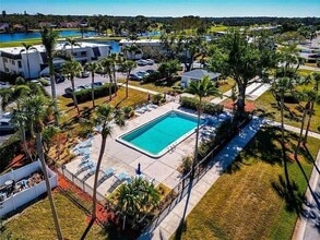 6999 W Country Club Dr N, Unit 124 in Sarasota, FL - Building Photo - Building Photo