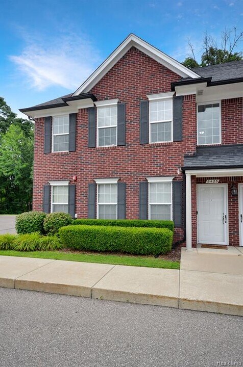 8425 Williamstown Dr in Shelby Township, MI - Building Photo