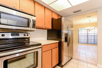 16536 Lake Dr in Tampa, FL - Foto de edificio - Building Photo