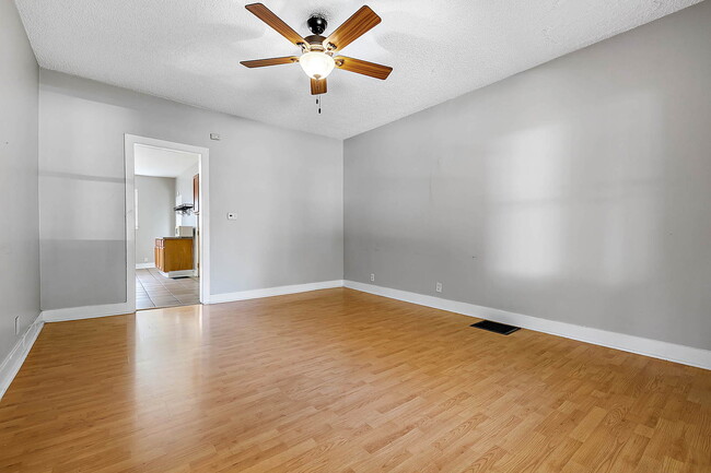 773 E New York St in Aurora, IL - Building Photo - Building Photo