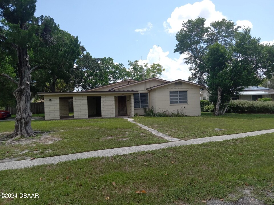 301 Thackery Rd in Ormond Beach, FL - Building Photo