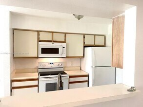 2485 NW 33rd St in Oakland Park, FL - Foto de edificio - Building Photo