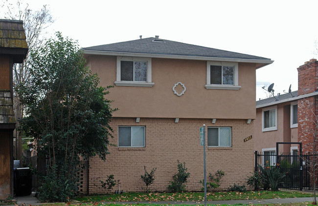 2422 V St in Sacramento, CA - Foto de edificio - Building Photo