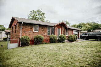 101 Evergreen Circle in Hendersonville, TN - Foto de edificio - Building Photo