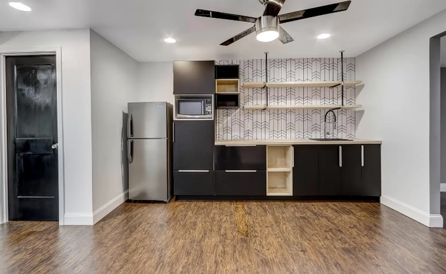 6858 Lockridge Dr NW in Atlanta, GA - Foto de edificio - Building Photo