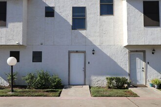 100 W Village Blvd in Laredo, TX - Building Photo - Building Photo
