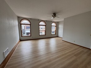 127 Front St, Unit 127B in Beaver Dam, WI - Building Photo - Building Photo
