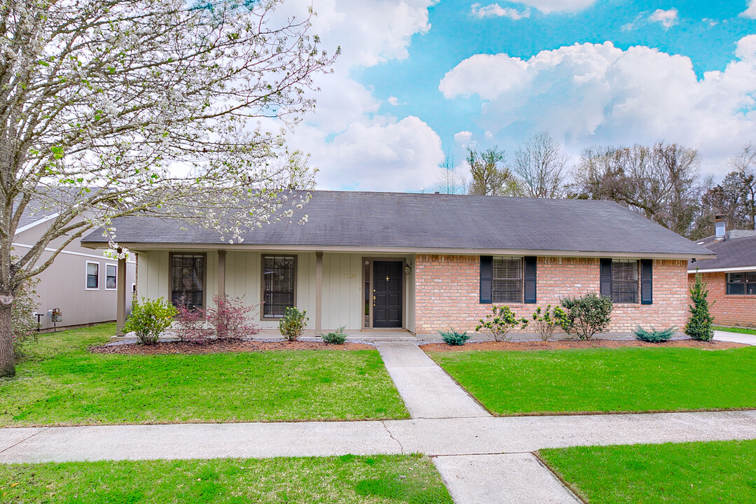 1138 Brookhollow Dr in Baton Rouge, LA - Building Photo