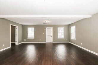 2025 Registry Dr in Hampton, GA - Foto de edificio - Building Photo