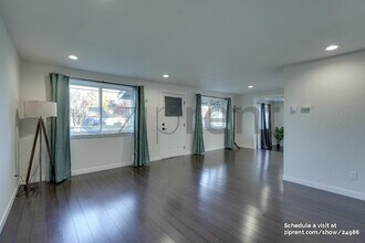 732 Natalie Pl in Enumclaw, WA - Foto de edificio - Building Photo