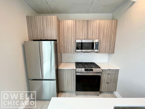 4607 N Broadway St, Unit studio in Chicago, IL - Building Photo - Building Photo