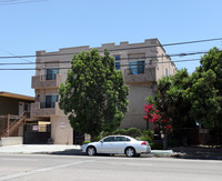 6910 Woodley Ave in Van Nuys, CA - Foto de edificio - Building Photo