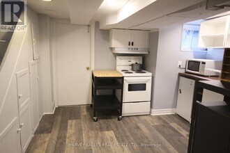 330 Delaware Ave in Toronto, ON - Building Photo - Building Photo