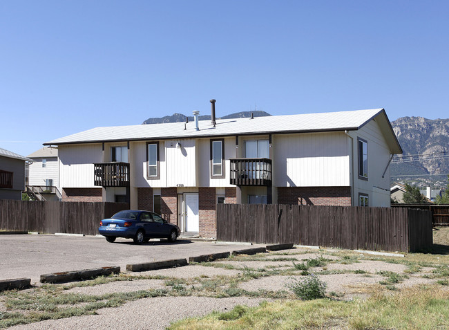 4380 Loomis Ave in Colorado Springs, CO - Foto de edificio - Building Photo