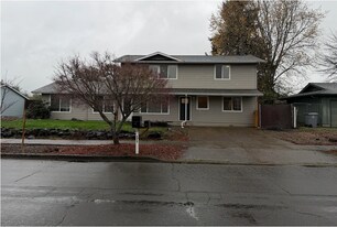 3650 NE Canterbury Cir, Unit 101 in Corvallis, OR - Building Photo