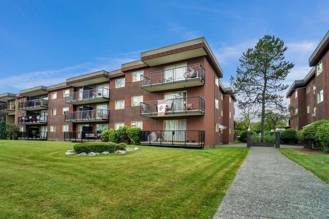 Grosvenor Square Apartments in Surrey, BC - Building Photo