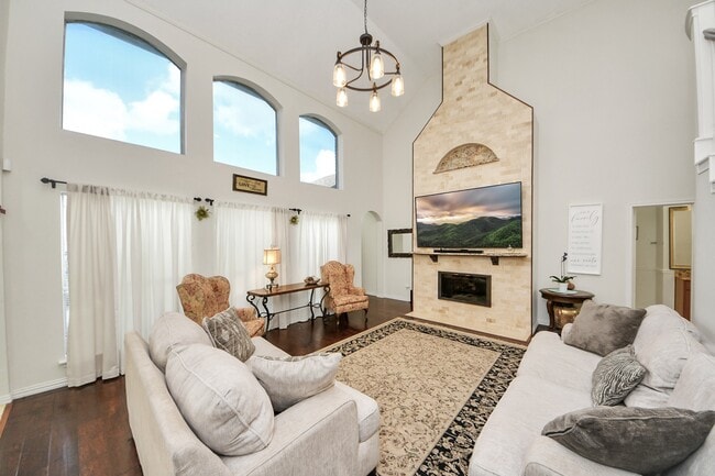 property at 922 Bayhill Dr