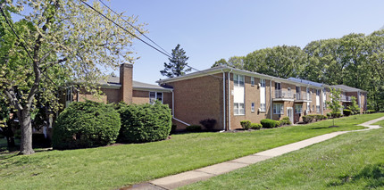 Parkwood Gardens in Edison, NJ - Building Photo - Building Photo