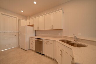 1280 Eucalyptus Dr in Hollywood, FL - Building Photo - Building Photo