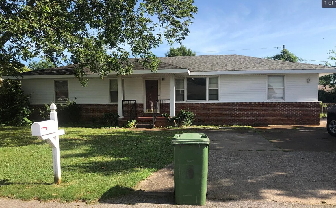 104 W Colorado Ave in Muscle Shoals, AL - Building Photo