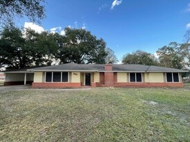 220 W Ave P in Silsbee, TX - Building Photo