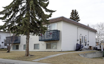 416 Sabrina Way SE in Calgary, AB - Building Photo - Building Photo