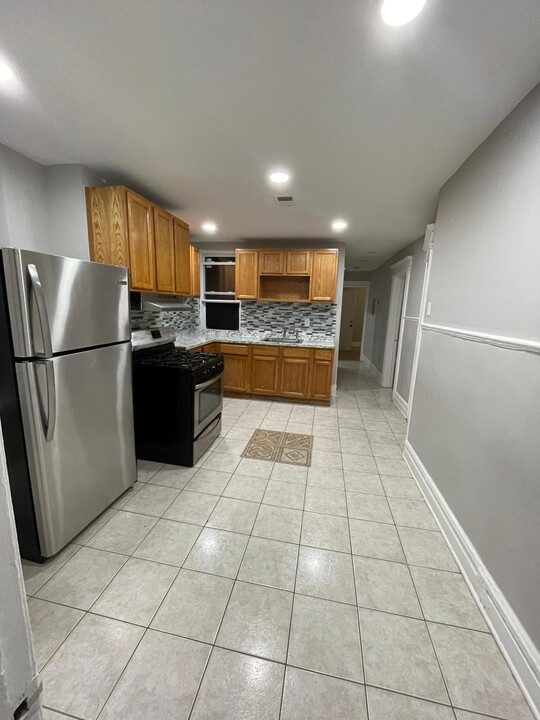 329 Elizabeth Ave, Unit Apt #1 in Newark, NJ - Building Photo