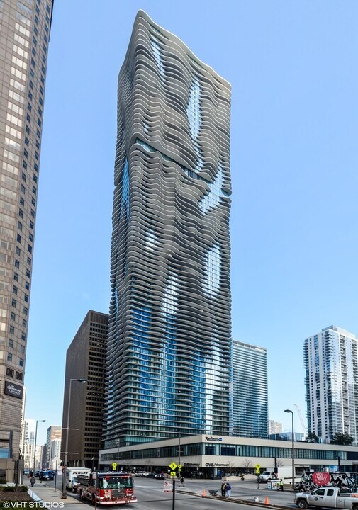 225 N Columbus Dr in Chicago, IL - Building Photo