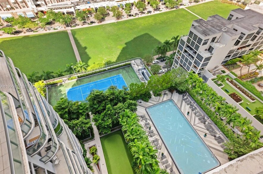 121 NE 34th St, Unit 2314 in Miami, FL - Building Photo