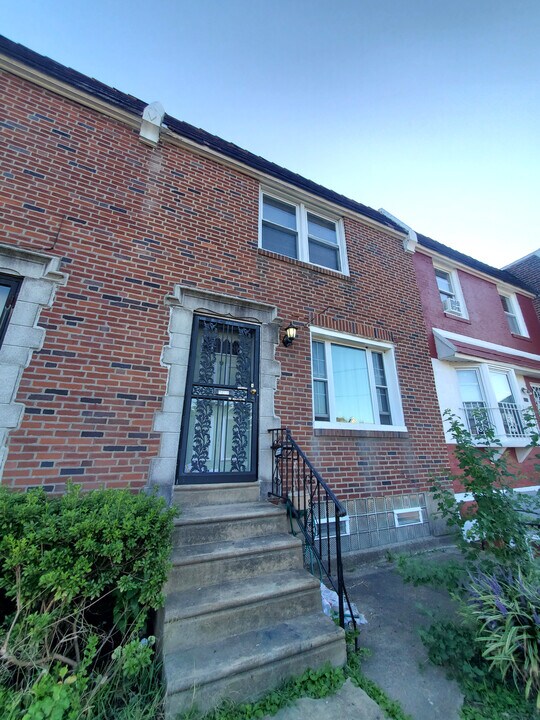 8028 Fayette St in Philadelphia, PA - Foto de edificio