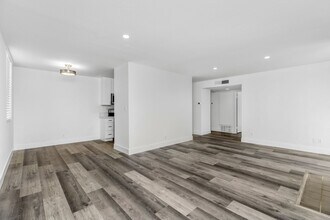 1751 S Bentley Ave in Los Angeles, CA - Foto de edificio - Building Photo