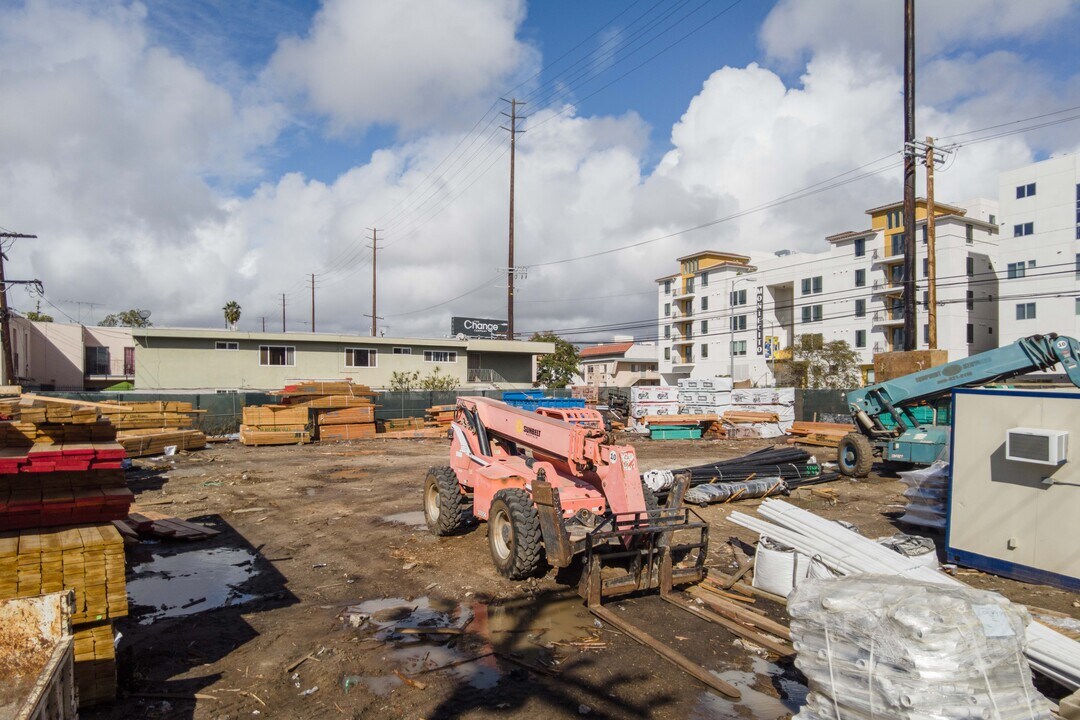 3555 Overland Ave in Los Angeles, CA - Building Photo