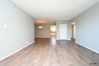 9360 Bay Colony Dr in Des Plaines, IL - Building Photo - Building Photo