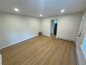 98 E Market St in Hyde Park, NY - Building Photo - Building Photo