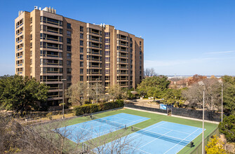 The Carlyle in San Antonio, TX - Building Photo - Building Photo