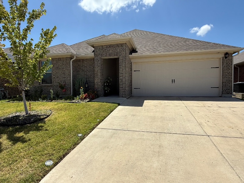 1205 Canterbury Ln in Ennis, TX - Foto de edificio